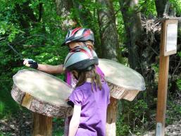 Kinder an den Walderlebnisstationen von Gemünden